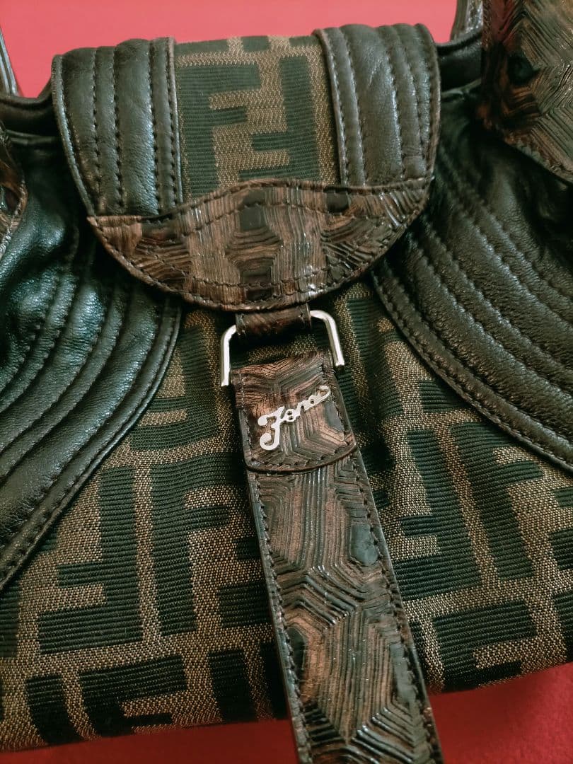 FENDI フェンディ ズッカ柄のスパイバッグ