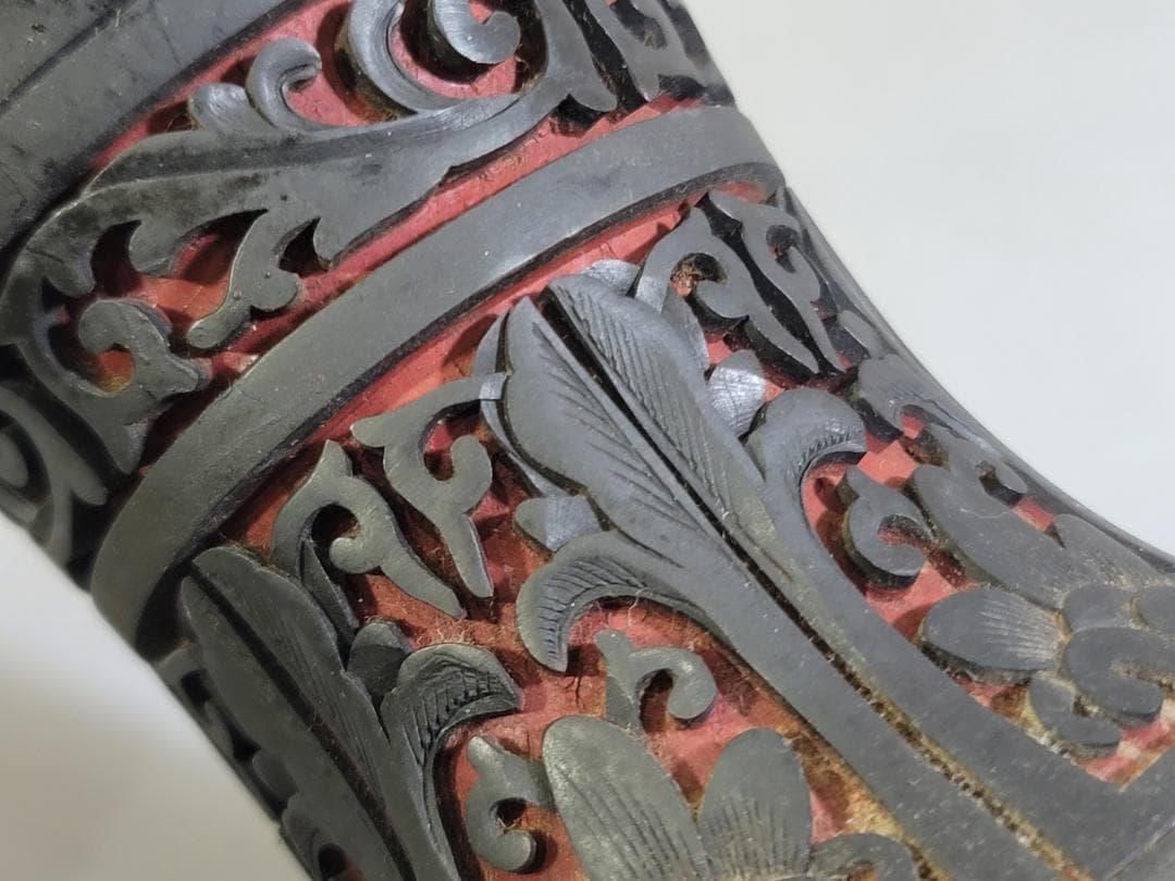 中国 古い 堆黒朱 刻草花紋 瓶 時代物