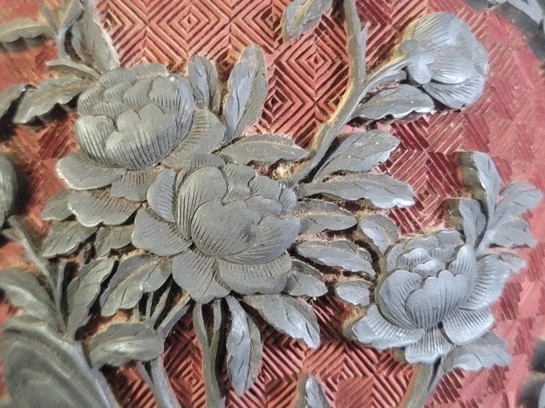 中国 古い 堆黒朱 刻草花紋 瓶 時代物