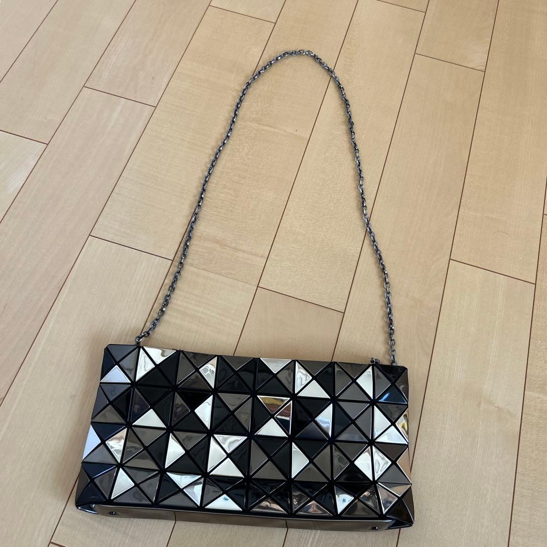 BAO BAO パーティーバッグ 三角形デザイン 黒と銀
