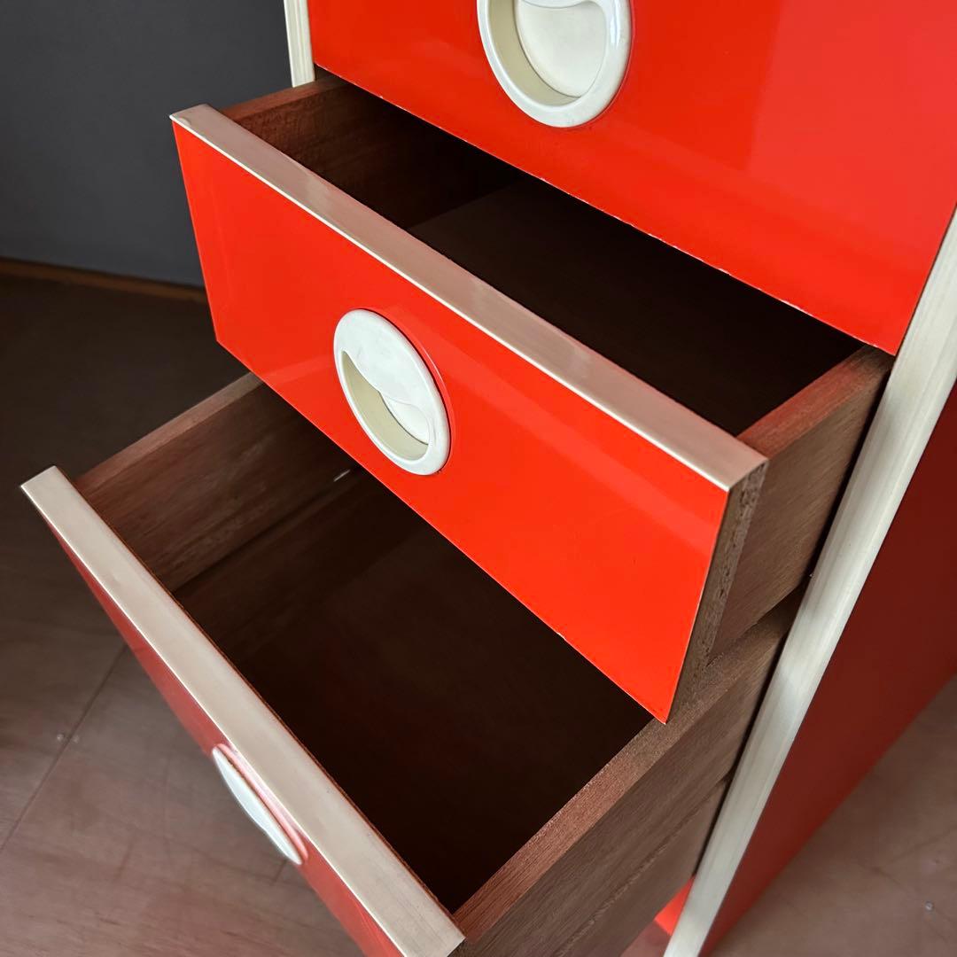 オレンジ色の5段チェスト