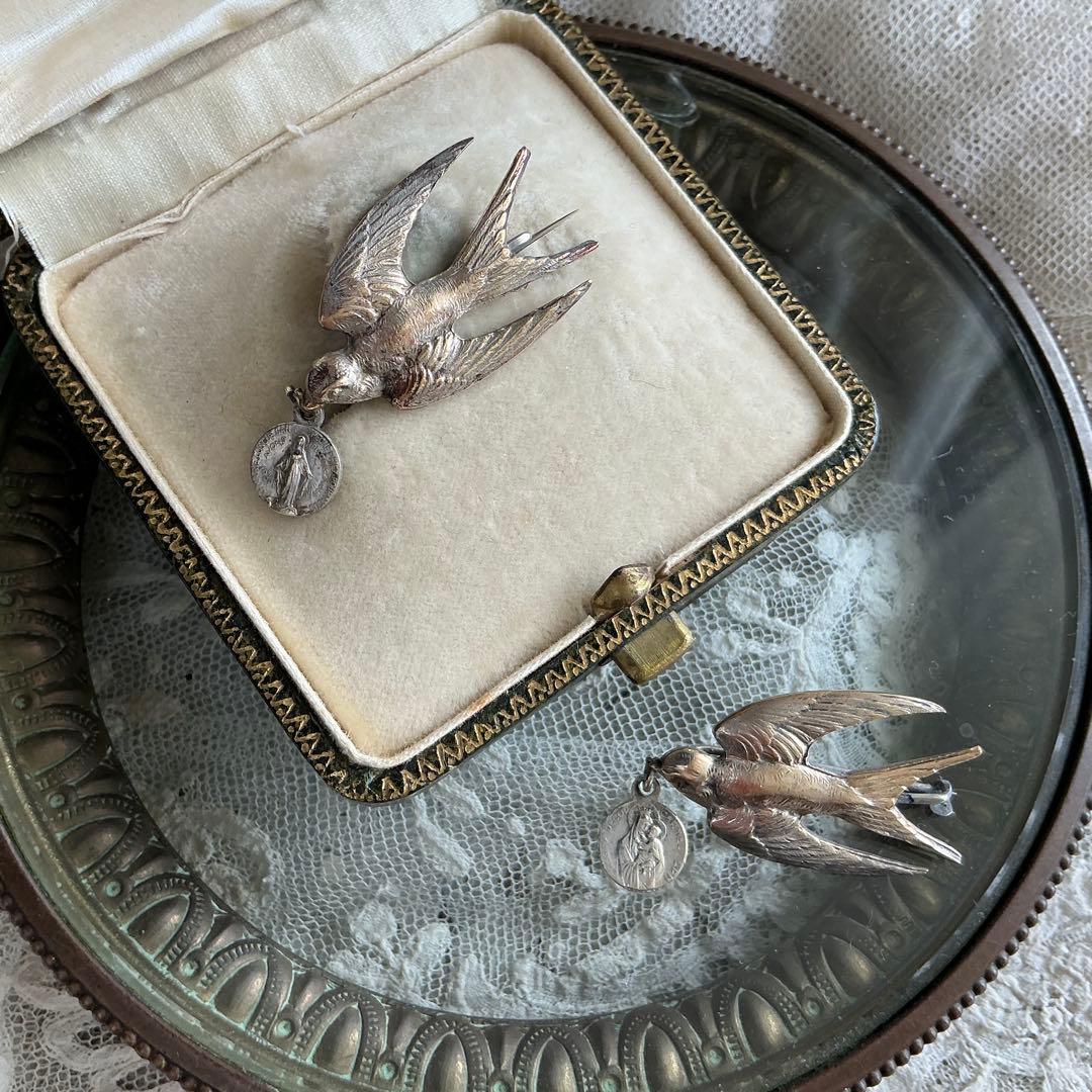 ♡２点♡　フランスアンティーク　つばめ　小さなブローチ　BEBE　べべ　メダイ