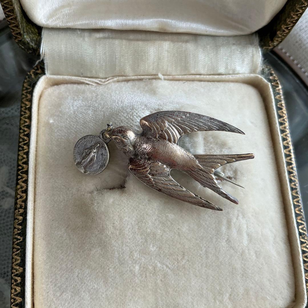 ♡２点♡　フランスアンティーク　つばめ　小さなブローチ　BEBE　べべ　メダイ