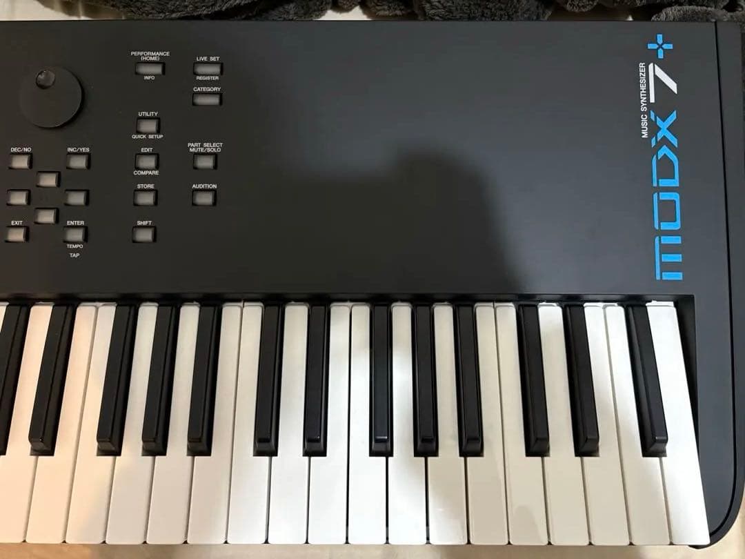 Yamaha MODX7＋ シンセサイザー