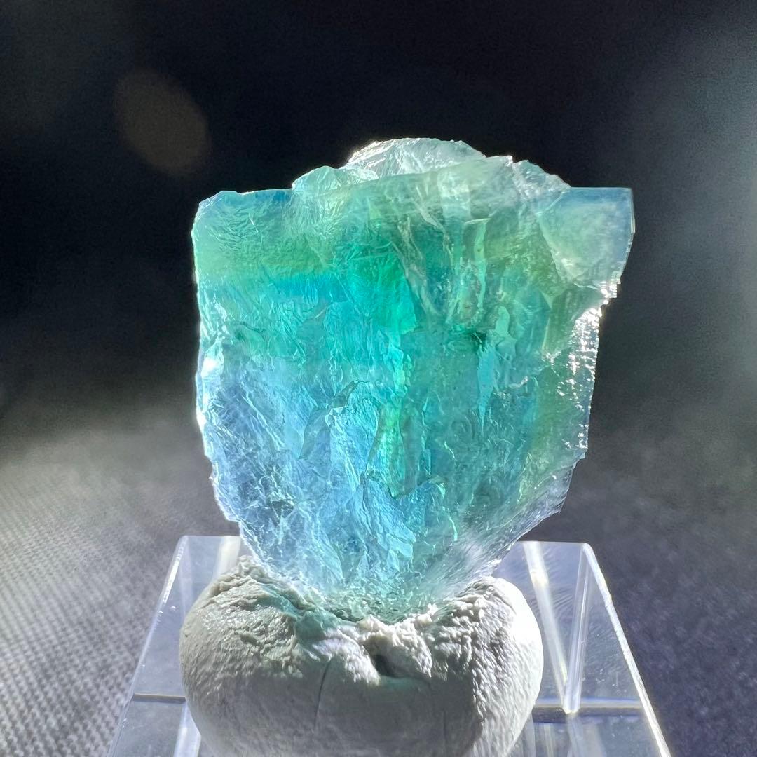 ヤオガンシャン産　「深藍色」グリーンフローライト　ライトグリーンウィンドウ