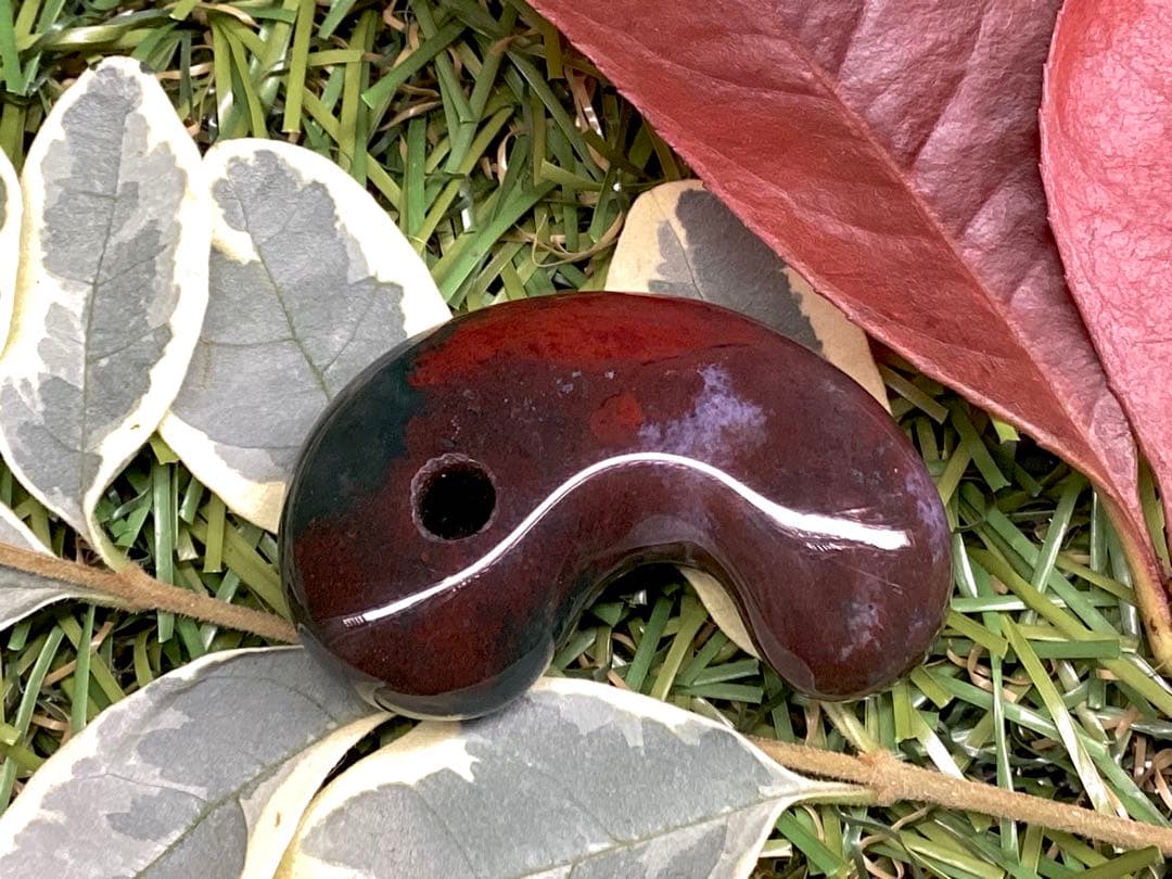 ✳出雲勾玉　1万個に1個しか無いレア勾玉‼️花仙山瑪瑙*芯部位の超極上色彩　鑑別書