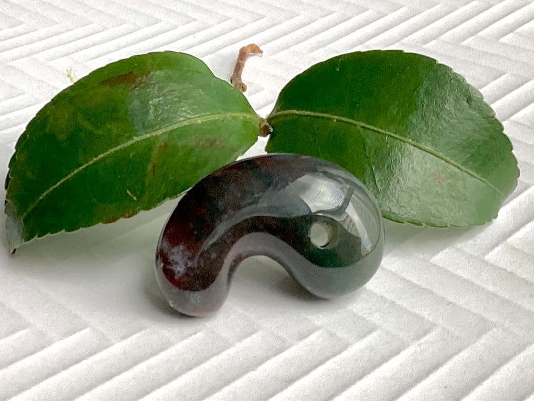 ✳出雲勾玉　1万個に1個しか無いレア勾玉‼️花仙山瑪瑙*芯部位の超極上色彩　鑑別書