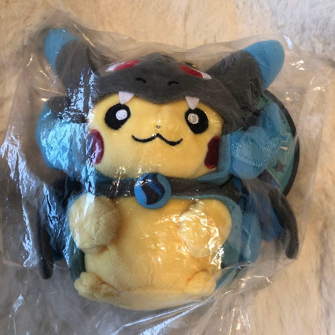 ポケモン　メガリザードンXのポンチョをきたピカチュウ マスコット　ぬいぐるみ