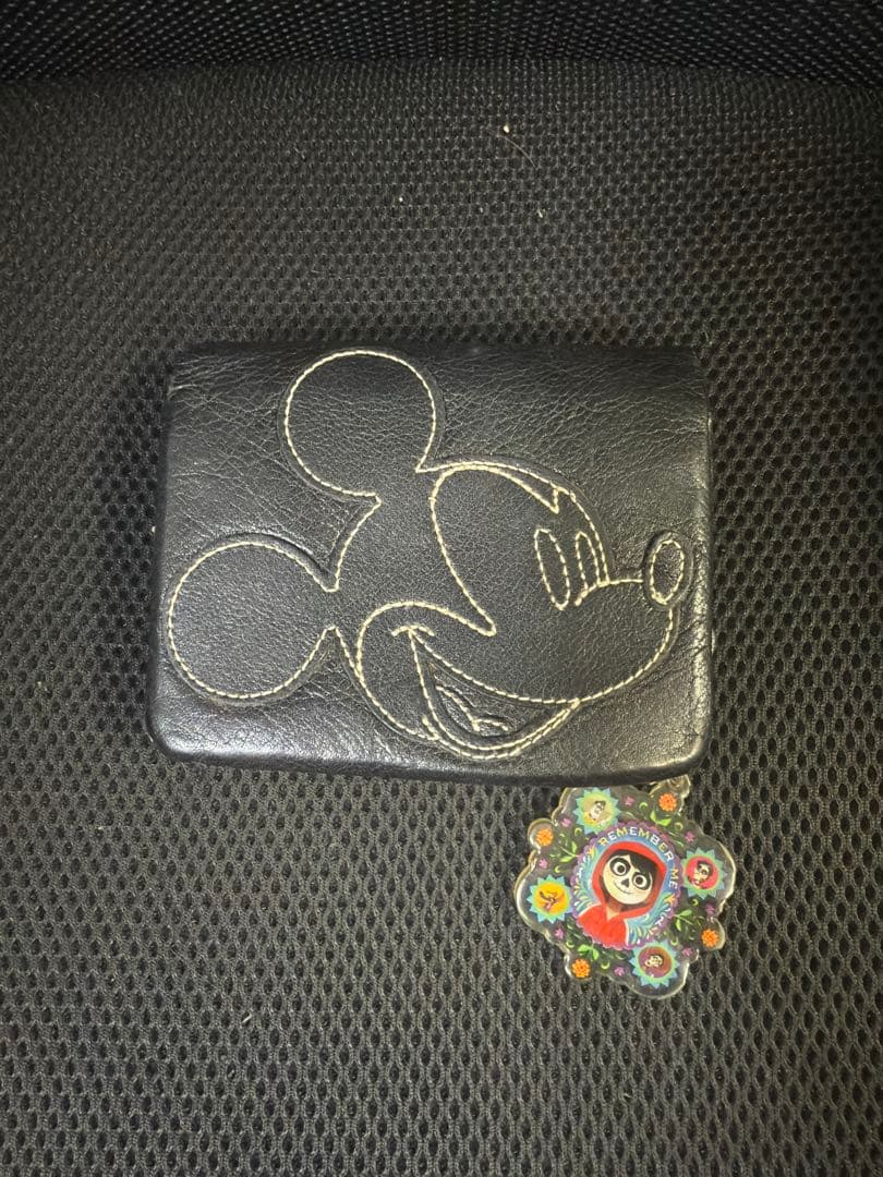 ディズニー　ミッキーマウス　財布　お札おらずに入ります