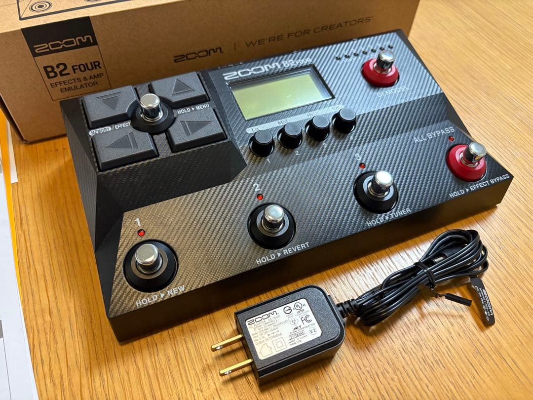 美品　ZOOM マルチエフェクター B2 FOUR ベースエフェクター　ズーム