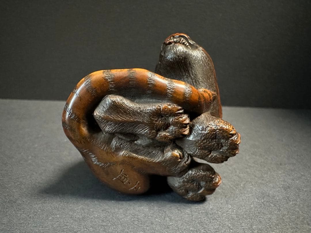 【根付(netsuke)】　木製トラの根付　正直作　江戸時代