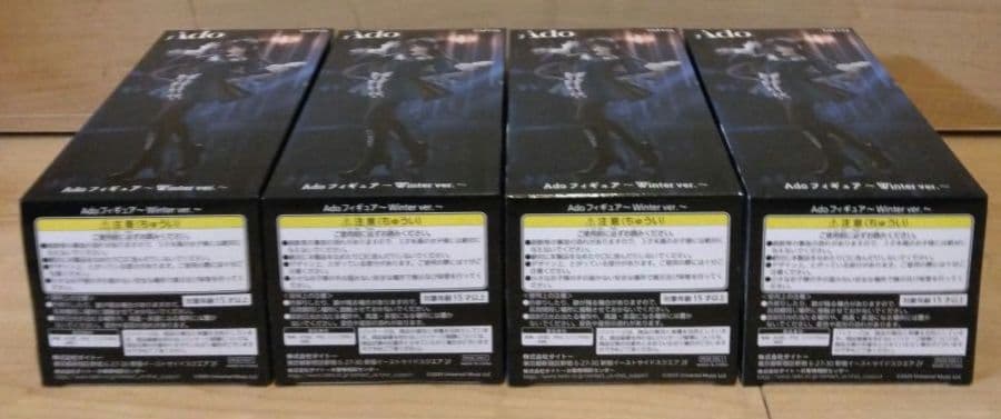 ラウンドワン限定『 Adoフィギュア 4点 + ペンライトケース 』2点セット