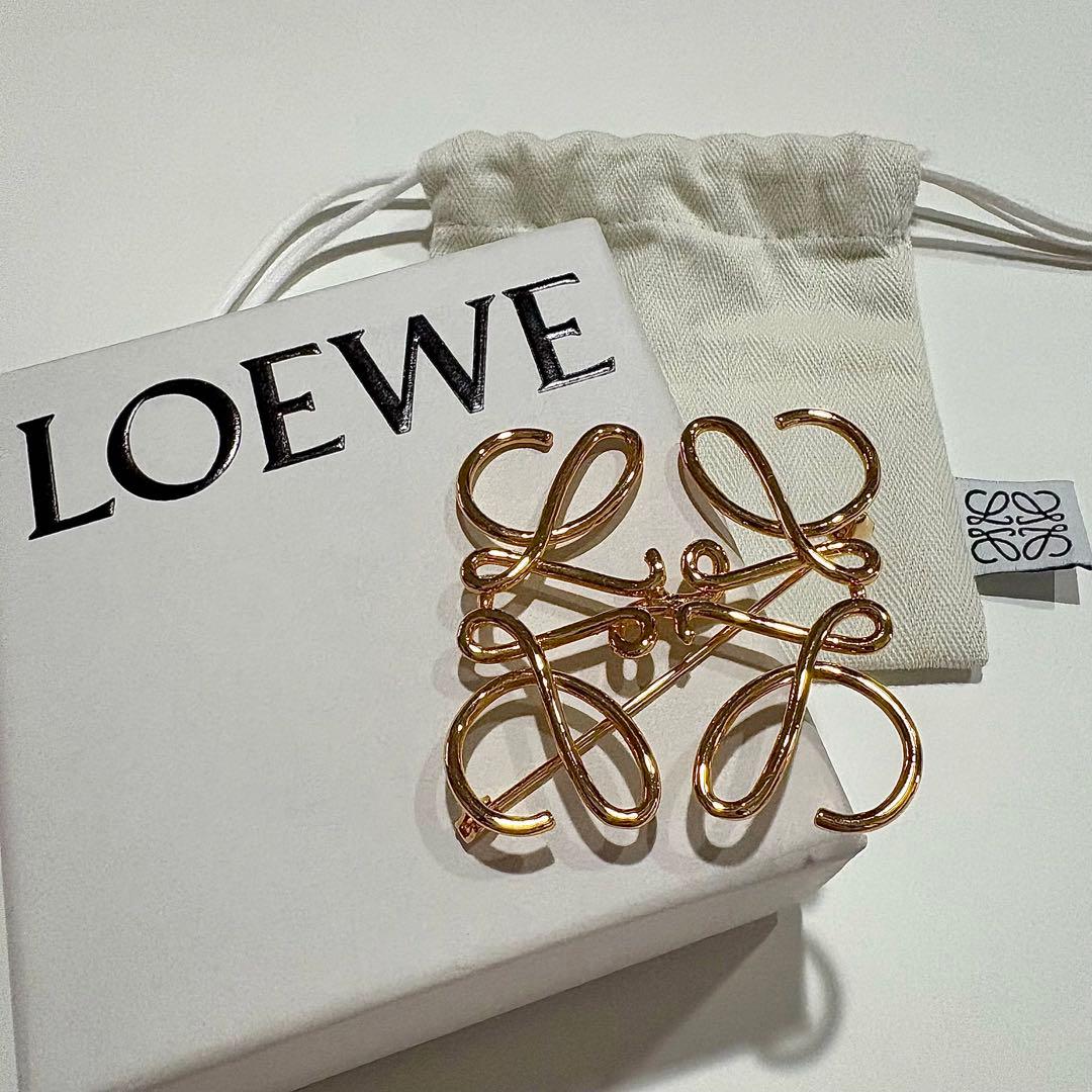 Ri【美品】LOEWE アナグラム ブローチ ゴールド 箱付き
