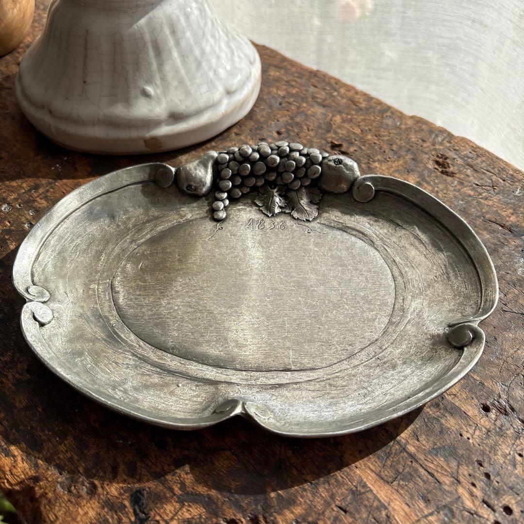 《アンティーク 》ぶどう装飾 錫プレート （1816年製？）