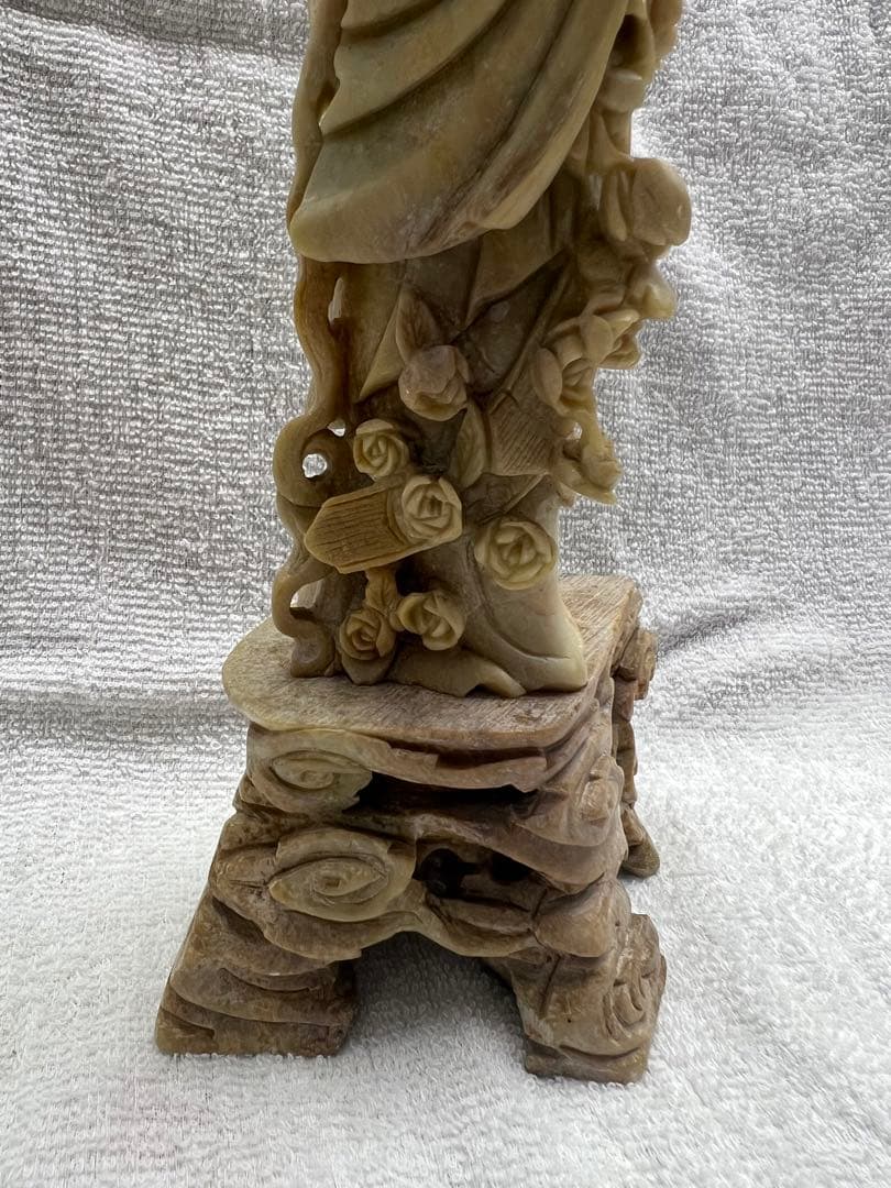 天然石　手彫り彫刻　花灯篭を持つ女性像　置物　中国美術品
