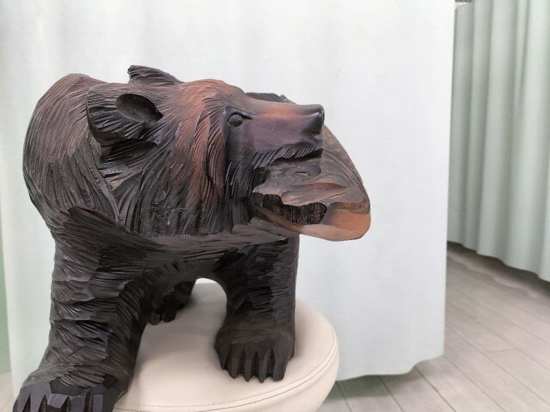 クマ 魚 木製彫刻