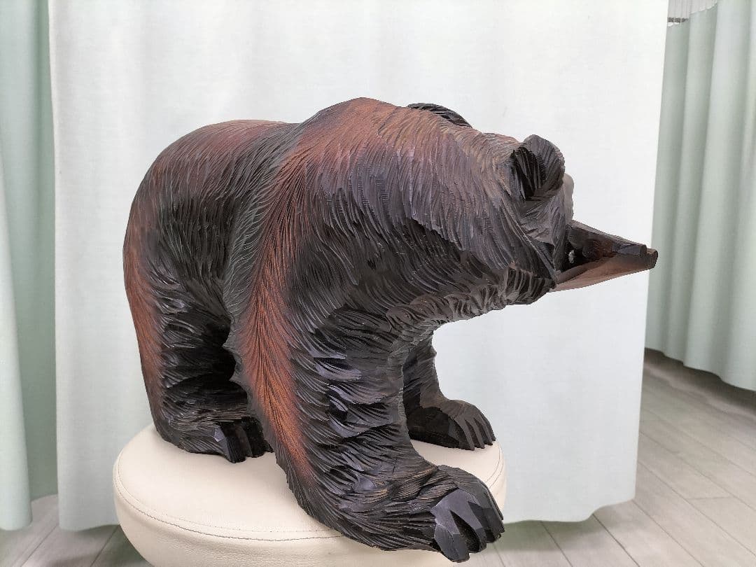 クマ 魚 木製彫刻