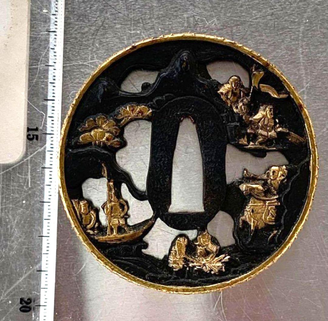 鍔(つば) 黒金装飾 人物風景彫刻付き　武者の透かし彫り　工芸品　箱付き