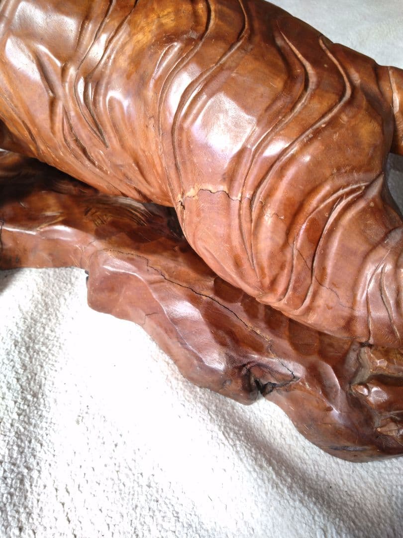 【美品 中古品】 虎の彫刻 木彫り 天然木 木製虎の彫刻 置物