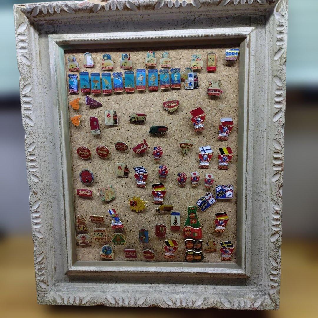 コカ・コーラ ノベルティピンバッジ 74個 木製額付 (管75)