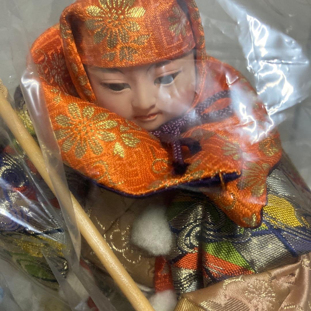 伝統的な日本人形 オレンジと金色