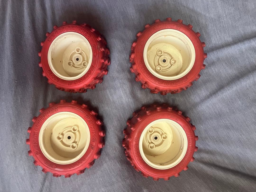 タミヤ 当時物　カラー　タイヤ　赤　　　前後 ホットショットに使用