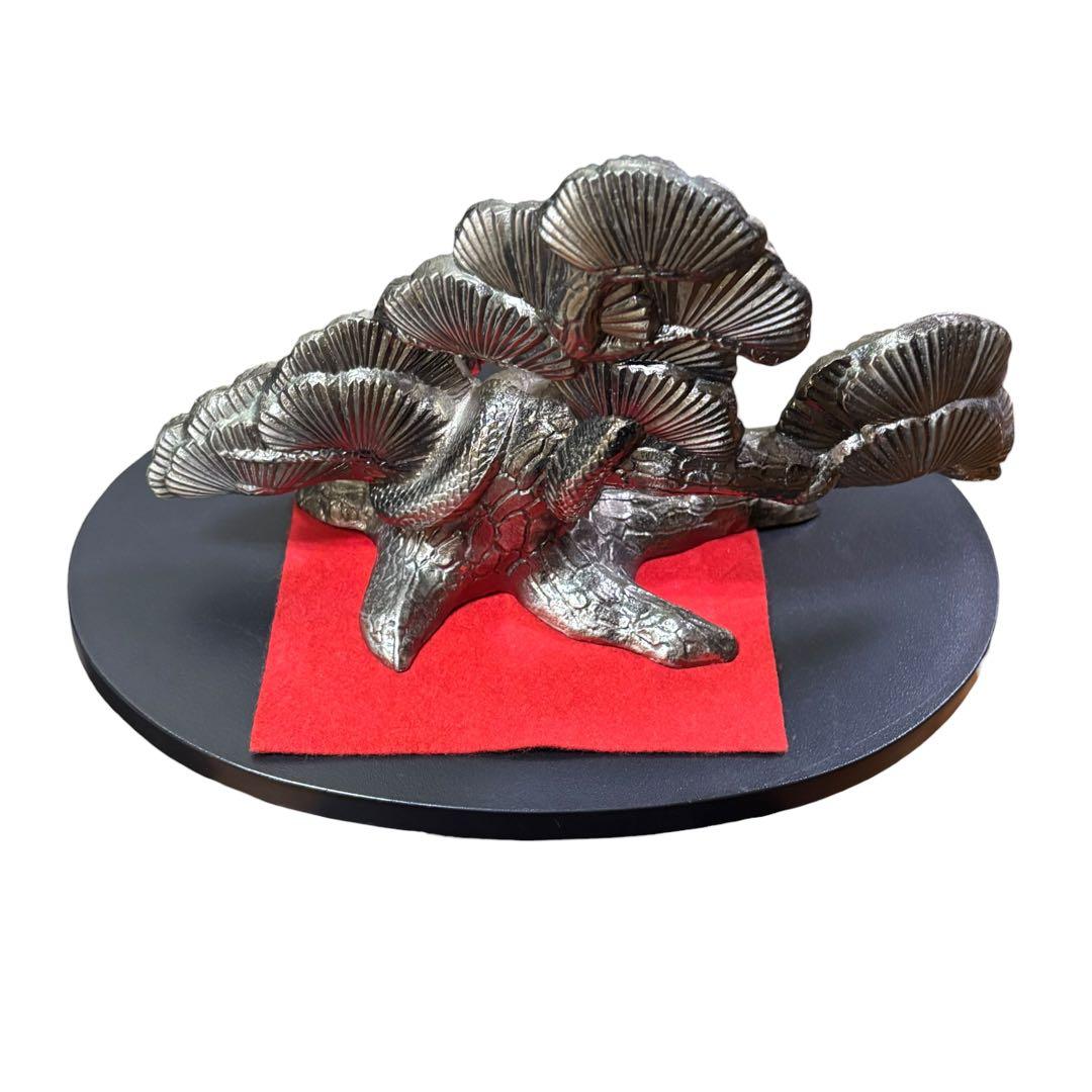 台座付き 銀白色 金属工芸 松 蛇 縁起物 干支 置物 オブジェ