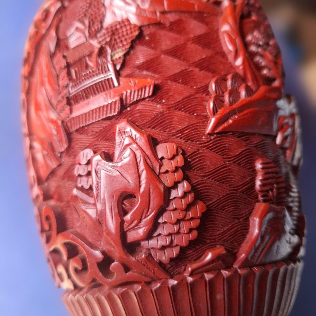 赤色彫刻花瓶 高さ約20cm