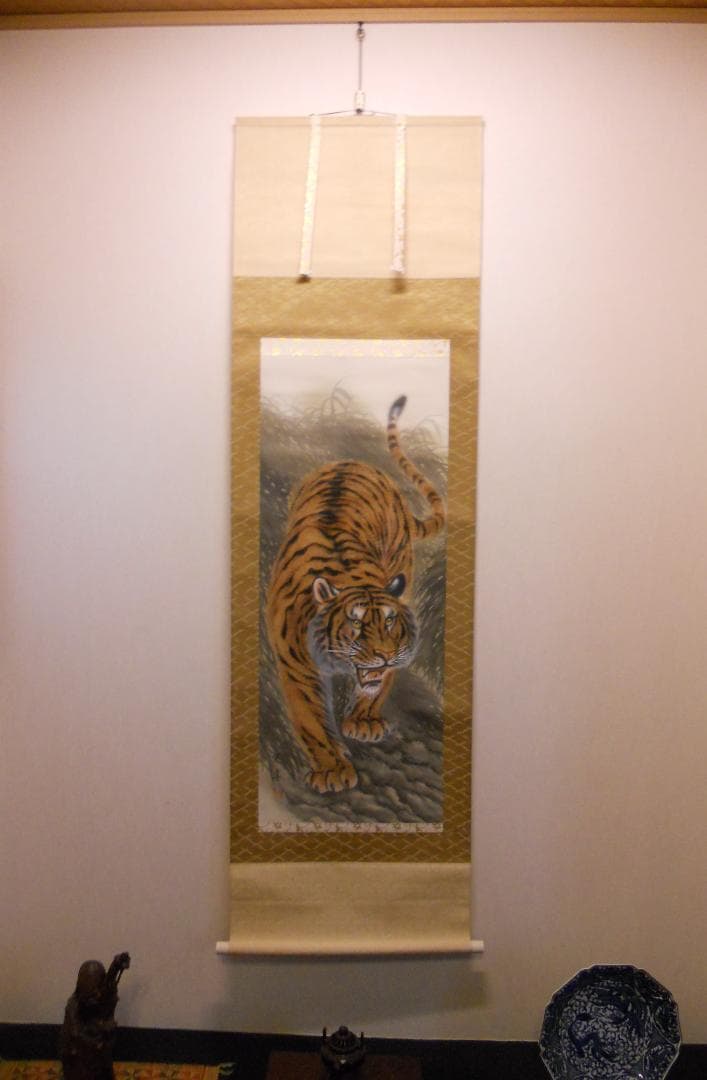 掛け軸 良春 猛虎 絹本 希少 軸装 茶道具 掛軸 美品 です。