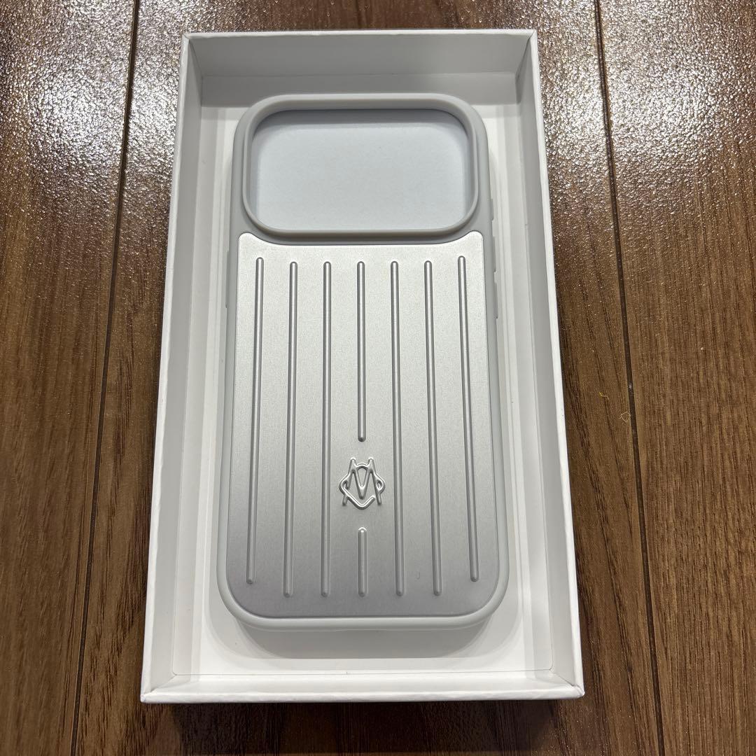 RIMOWA iPhone17pro用ケース シルバー
