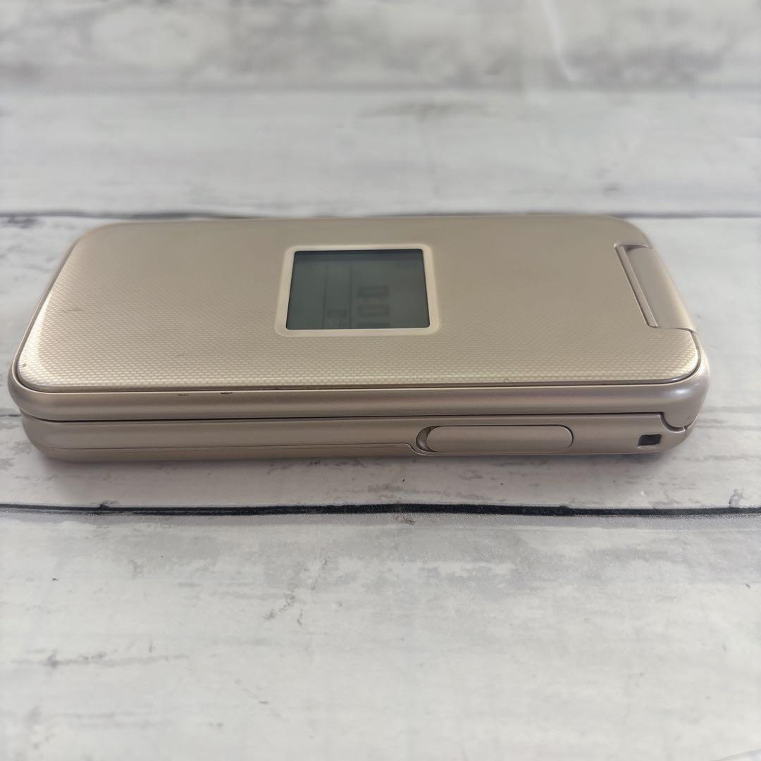docomo らくらくホンF-02J 折りたたみ式携帯電話 ゴールド
