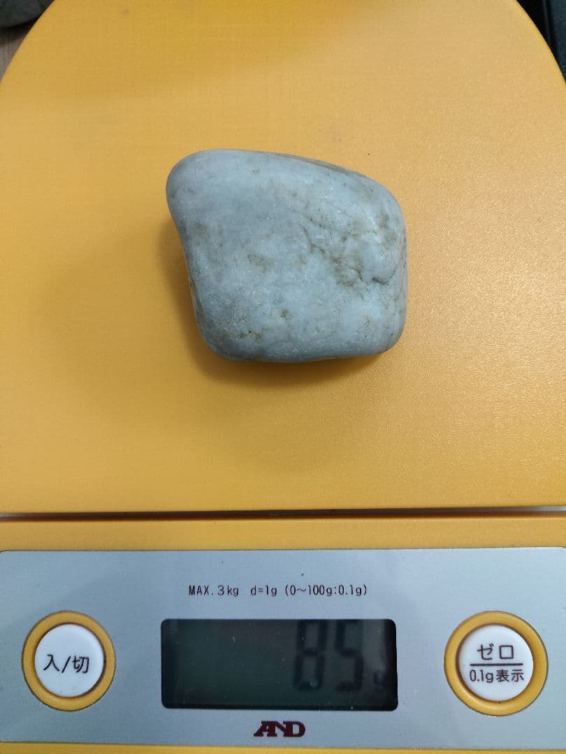 国石翡翠　新潟県 糸魚川市姫川翡翠　原石　翡翠　ヒスイ　翡翠　ヒスイ85g