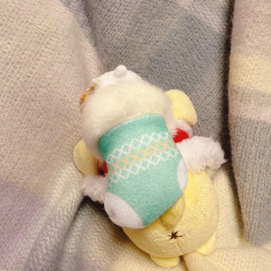 ポムポムプリンカフェ　マスコット　マフィンと寝てる