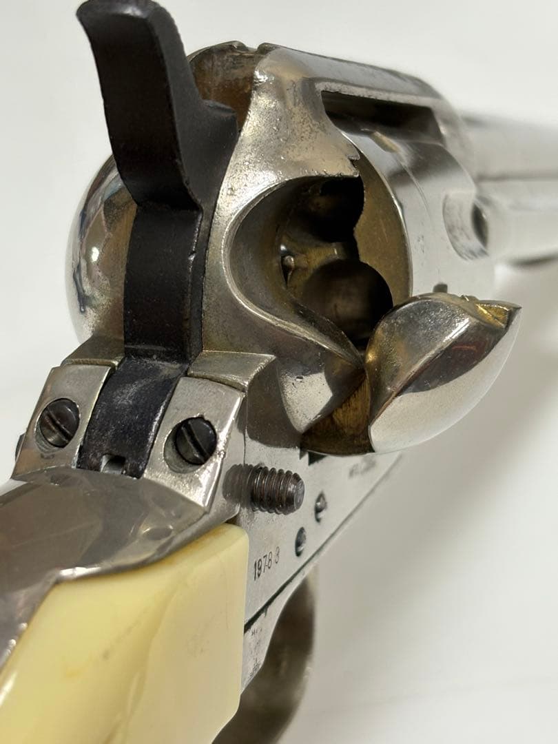 メタル製リボルバー アイボリー風グリップ　激鉄ワレあり