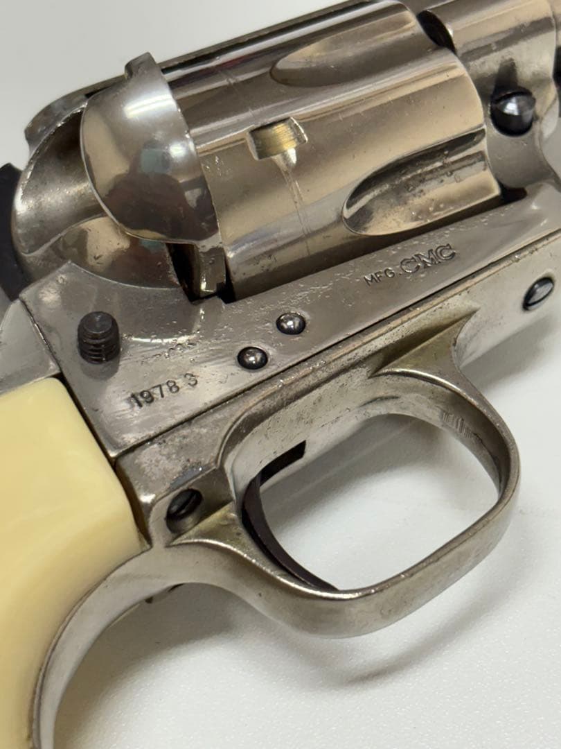 メタル製リボルバー アイボリー風グリップ　激鉄ワレあり