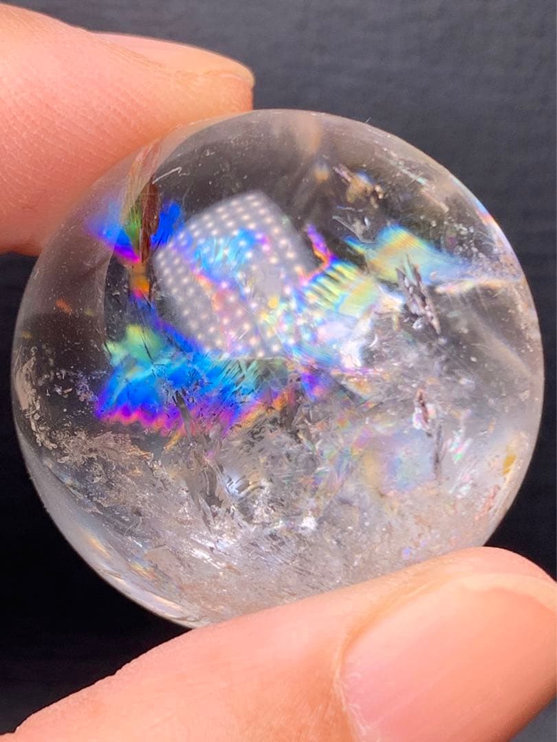 060847 虹入り　天然水晶玉台座付き31.6ミリ