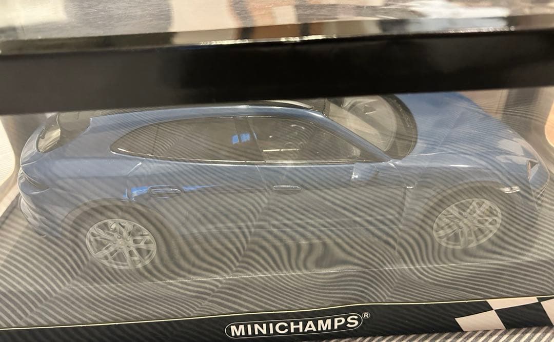 ミニチャンプスMINICHAMPS ポルシェtaycan CUV turbo S