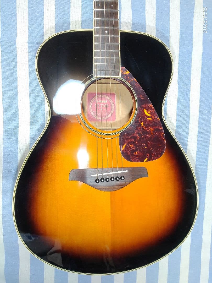 YAMAHAのフォークタイプのアコースティックギターFS720TBS美品です。