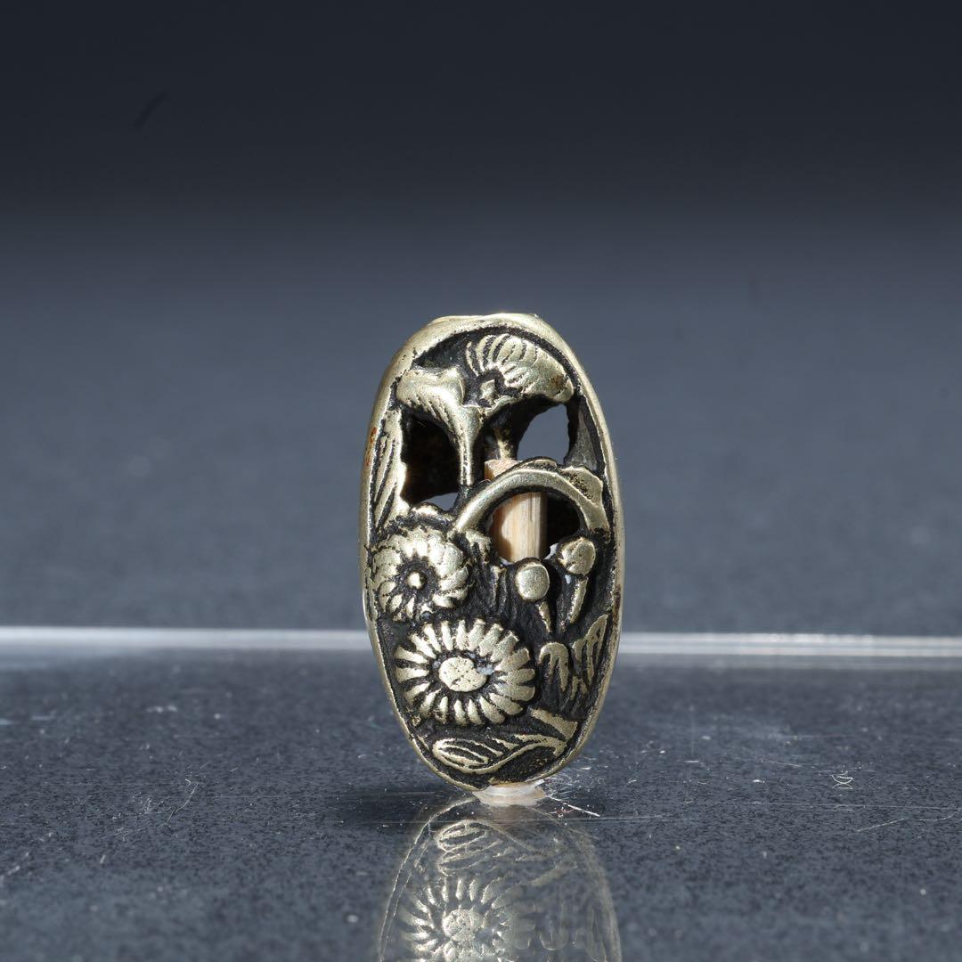 緒締め玉　菊透かし　提げもの　金属　R1647