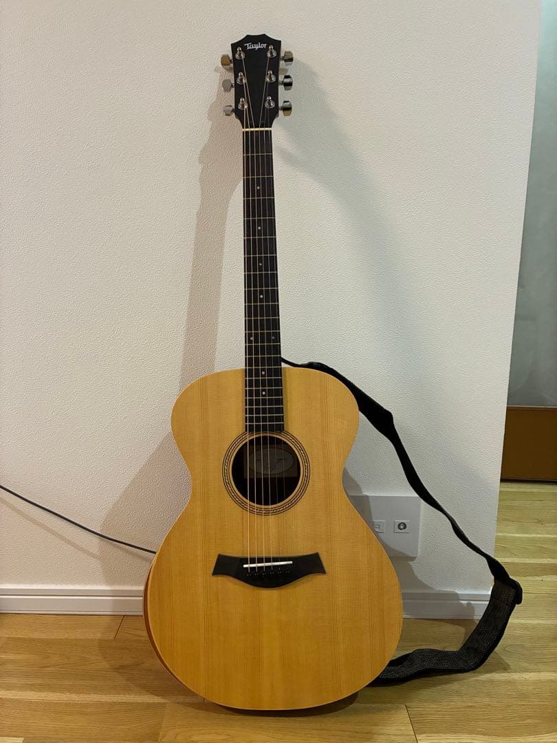 Taylor アコースティックギター(ケース、換えの弦あり)