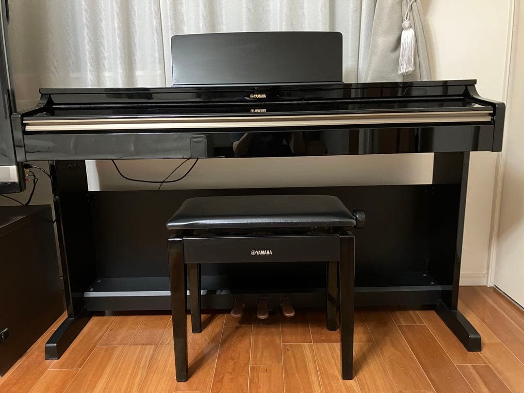 YAMAHA電子ピアノ 88鍵 黒色艶出し仕上げ　椅子付き　13年製