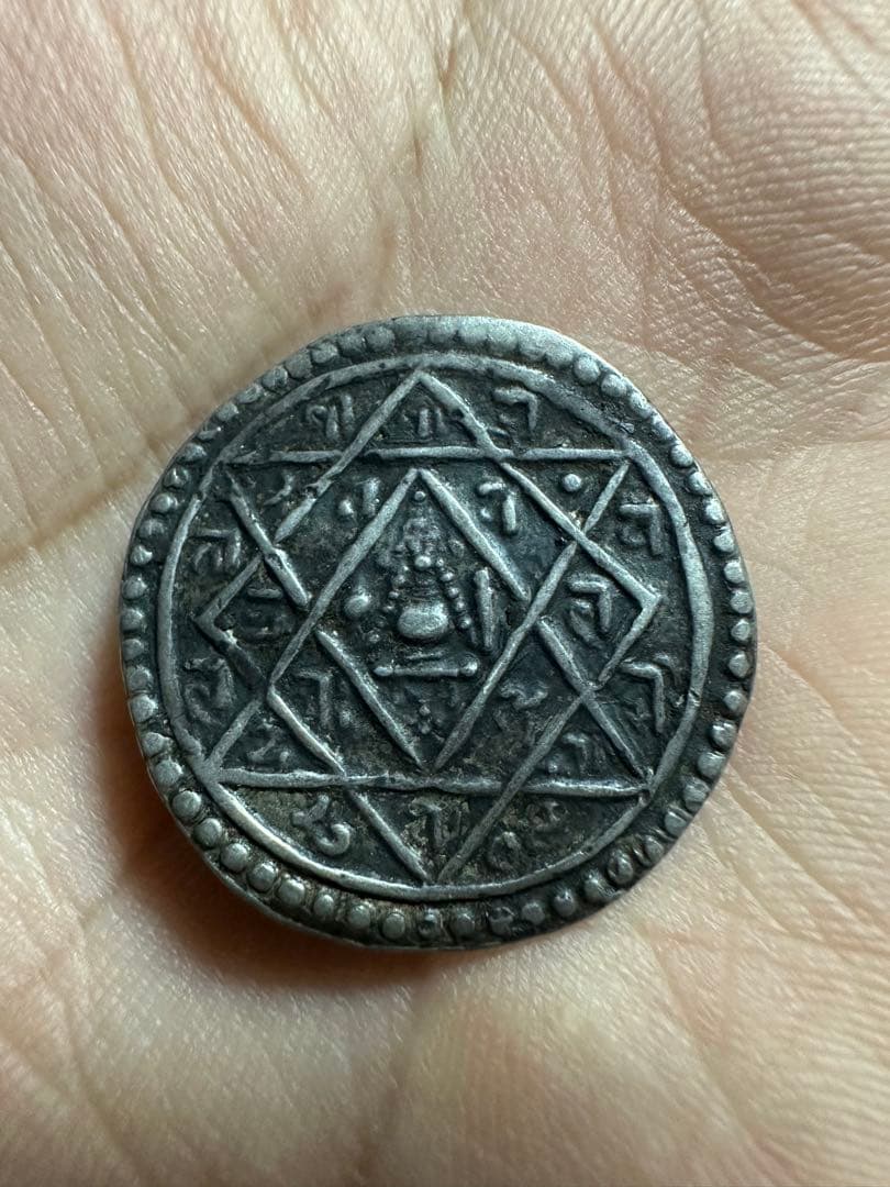 18世紀のヨグナレンドラマッラ王の銀貨、ネパール、極めて珍しい優れた状態の