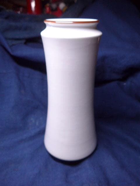 美品　菊の御紋のある有田焼のモダンな花瓶です。　弥左衛門窯