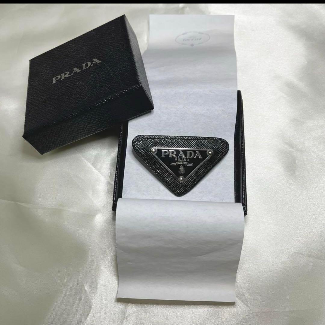 PRADA サフィアーノ トライアングルロゴ ブローチ 最終値下