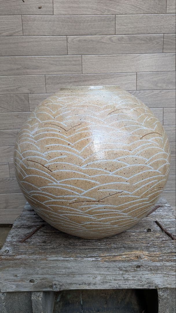 特大の壺　高さ38センチ