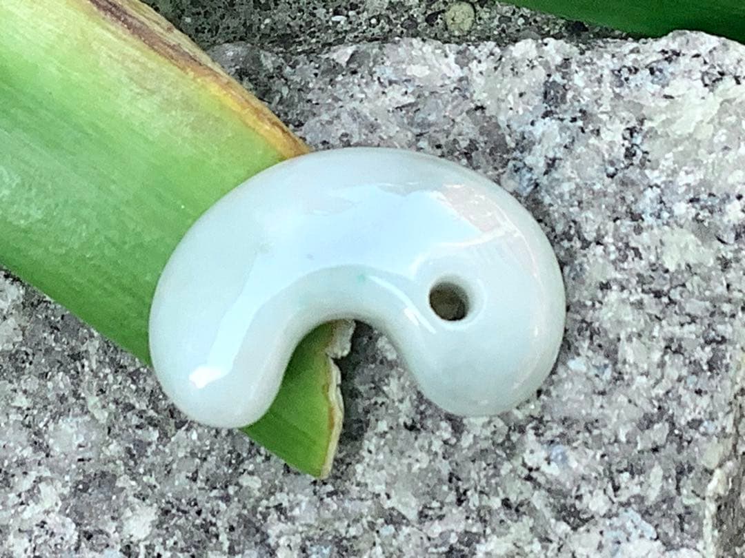 ✳綺麗な御守りです‼️　糸魚川翡翠勾玉　一生物の本物をお持ちください　鑑別書付本物