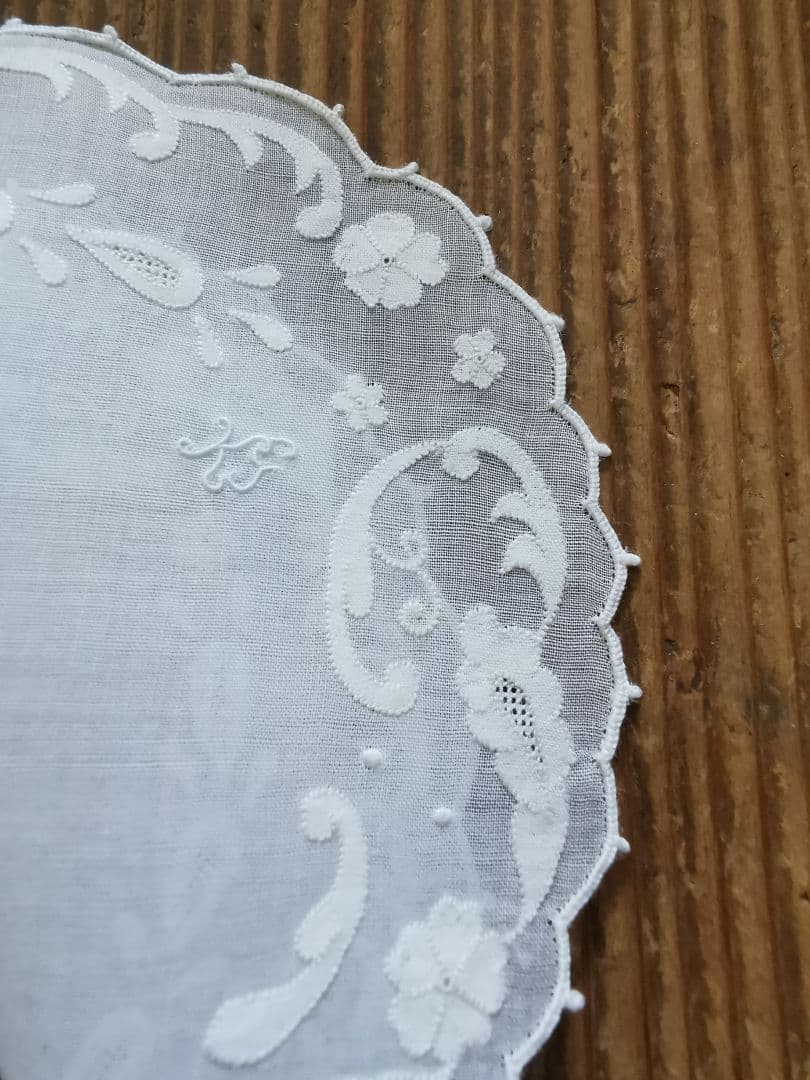 アンティーク シアーなオーガンジードイリー 桜草ペイズリ風アップリケ KJ刺繍