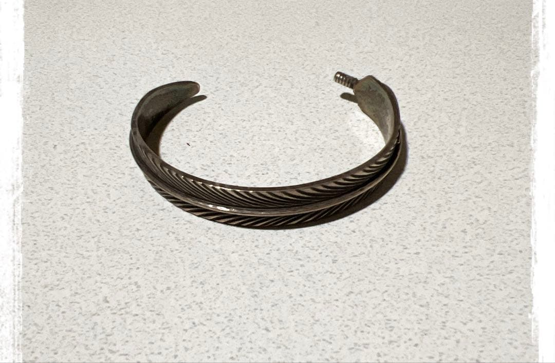 ナバホ族 クリスチャーリー作 CHRIS CHARLEY フェザーバングル