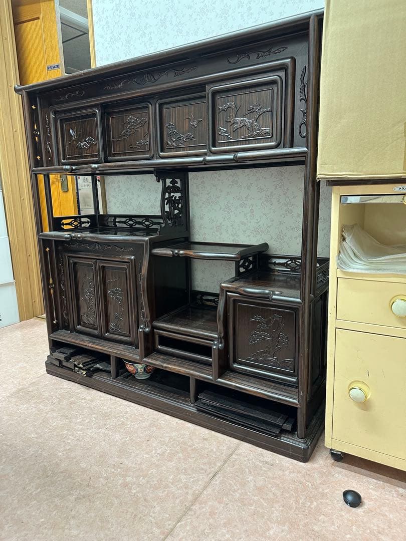 黒檀　収納棚　違い棚　木製彫刻装飾収納棚 大きめ