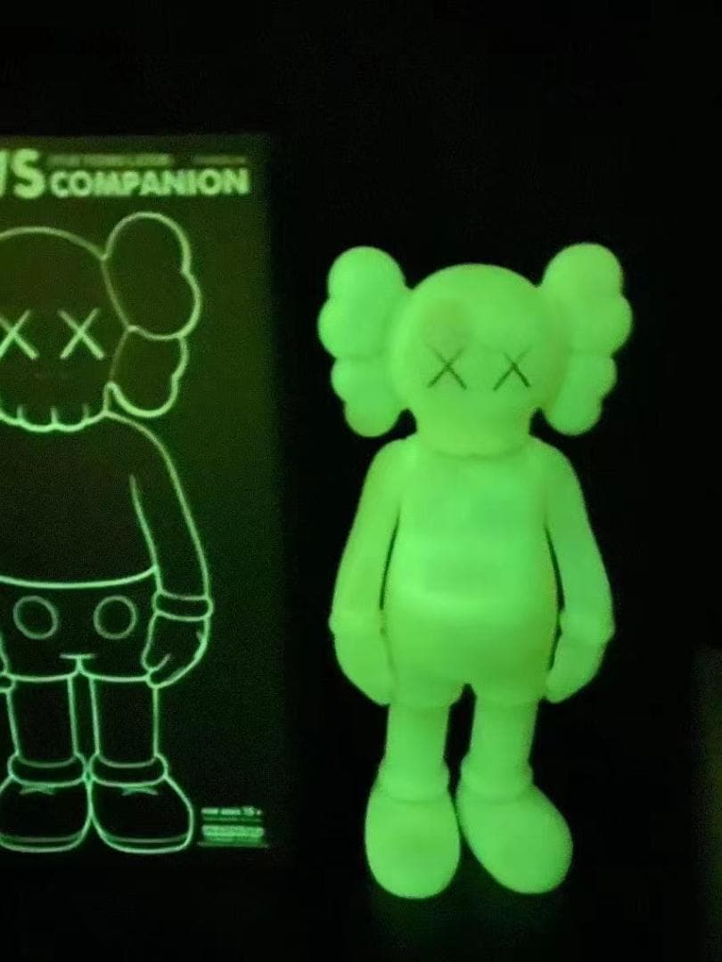 新品 kaws companion (FIVE YEARS LATER) 蓄光